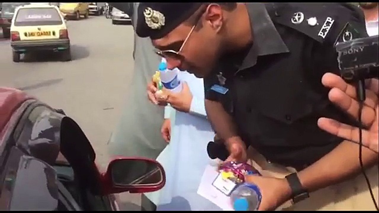 This is the Change Imran Khan Promised - Watch how KPK Police officers greeting tourists from Punjab