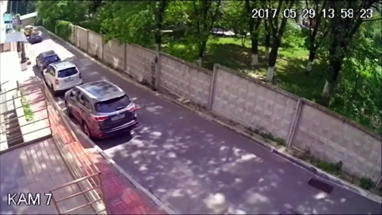Explosion d'un tuyau d'eau souterrain en Ukraine.