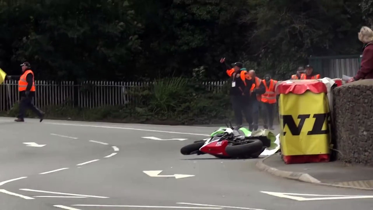 Tourist Trophy: Spectaculaire accident à la sortie d'un virage.