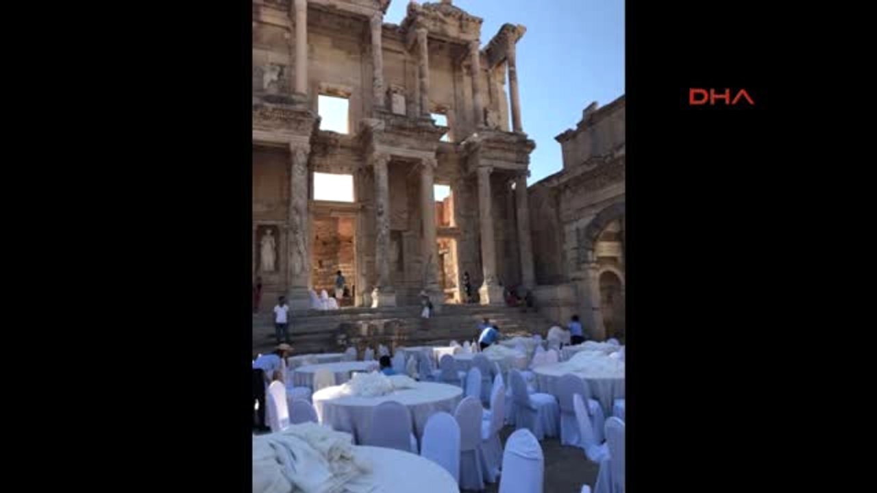 Izmir Efes Antik Kentinde Tartışma Yaratan Foto...