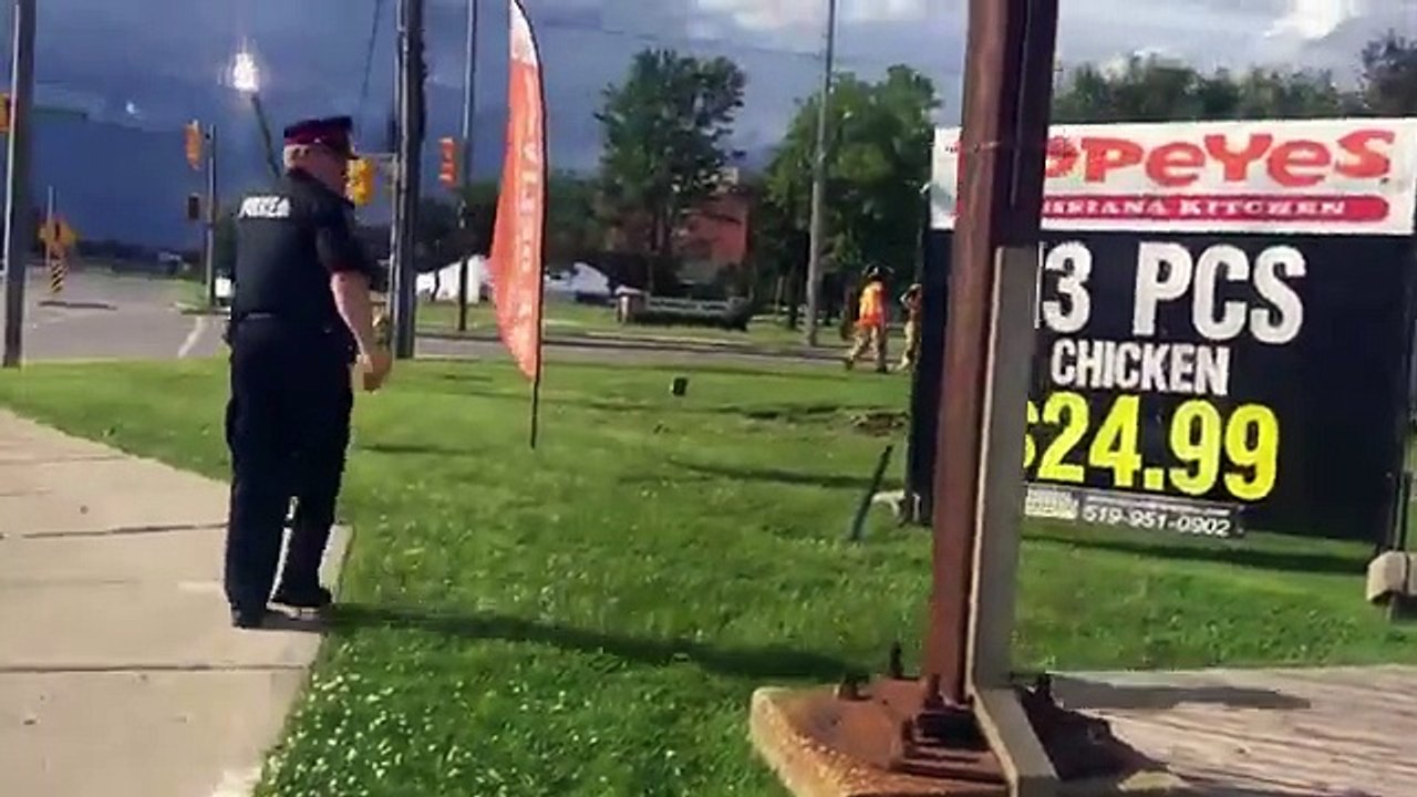 Des arcs électriques traversent une rue après accident de voitures...