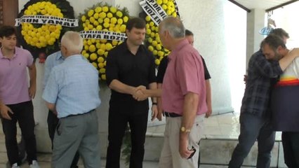 Ertuğrul Sağlam Annesini Son Yolculuğuna Uğurladı