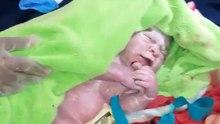 Elle accouche de son bébé en plein vol