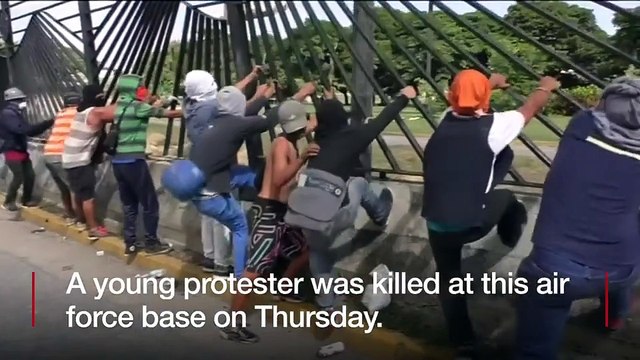 Venezuela: Protesters torch trucks after student killed