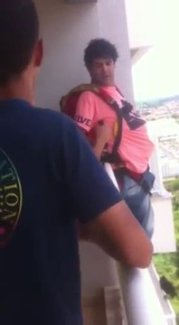 Ce fou saute en parachute de son balcon !