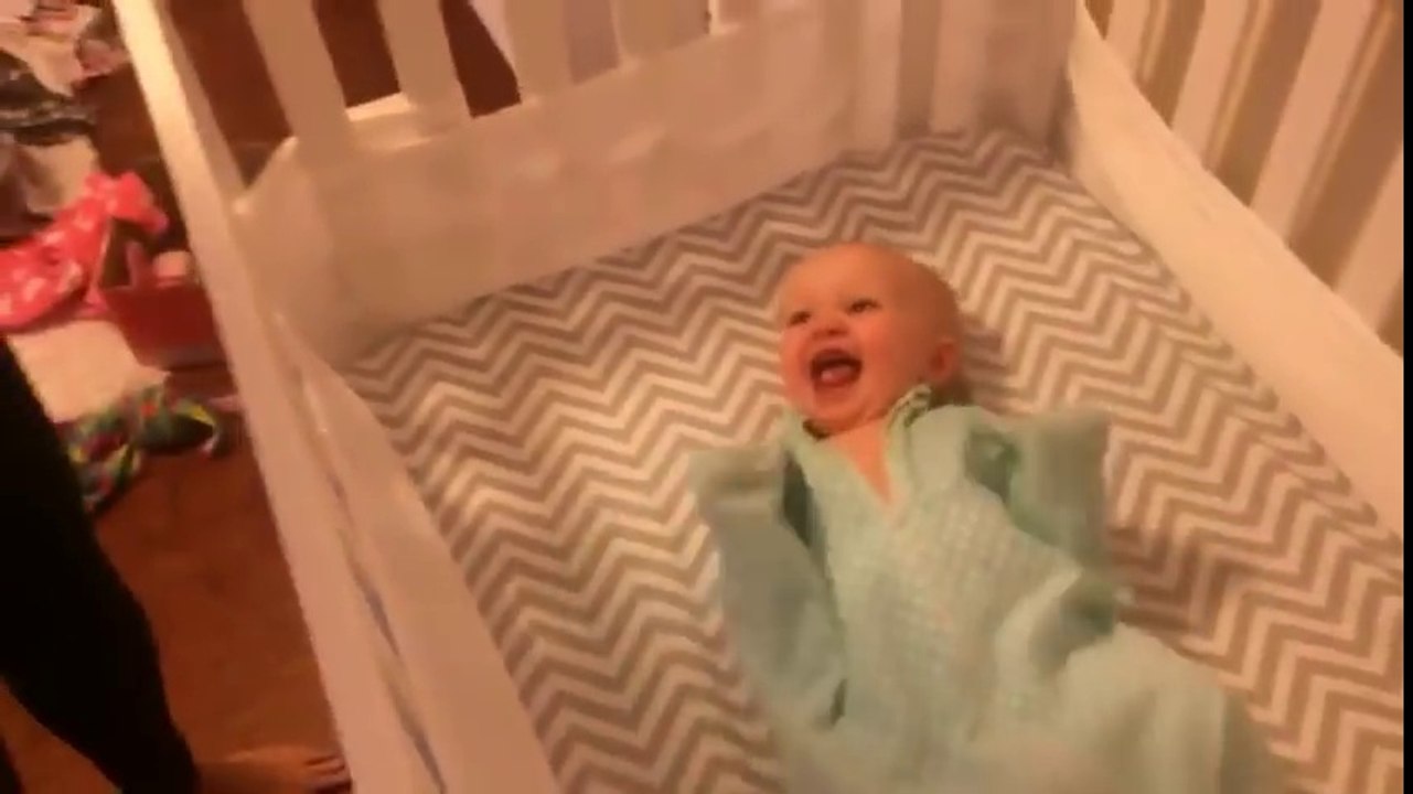 Ce bébé explose de joie quand il voit le chat !