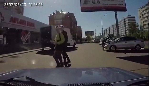 Il rattrape un voleur et explose la cargaison volée... FAIL