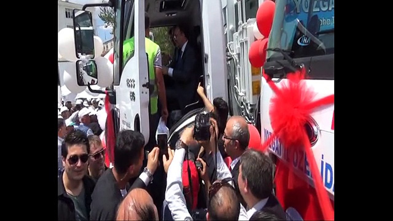 Bakan Bozdağ, çöp kamyonunda test sürüşü yaptı