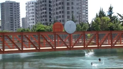 Adana'da Ölümüne Serinlik... Boğulma Tehlikesi Yaşayan Vatandaşların Tutunabilmesi İçin Halatlar...