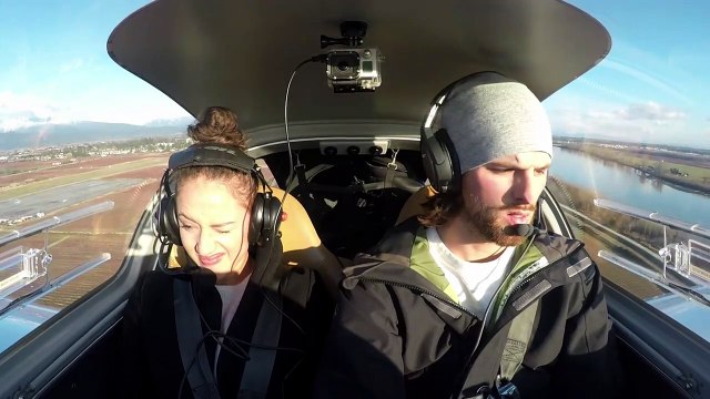 En plein vol, il feint une panne moteur pour demander sa compagne en mariage - vidéo Dailymotion