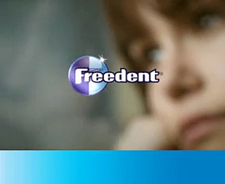 Un homme imprudent sous le godet d'une pelleteuse