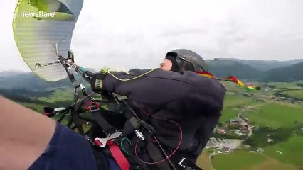 Un parapentiste fait une terrifiante chute