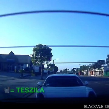 Une Porsche essaie de suivre l’accélération d'une Tesla