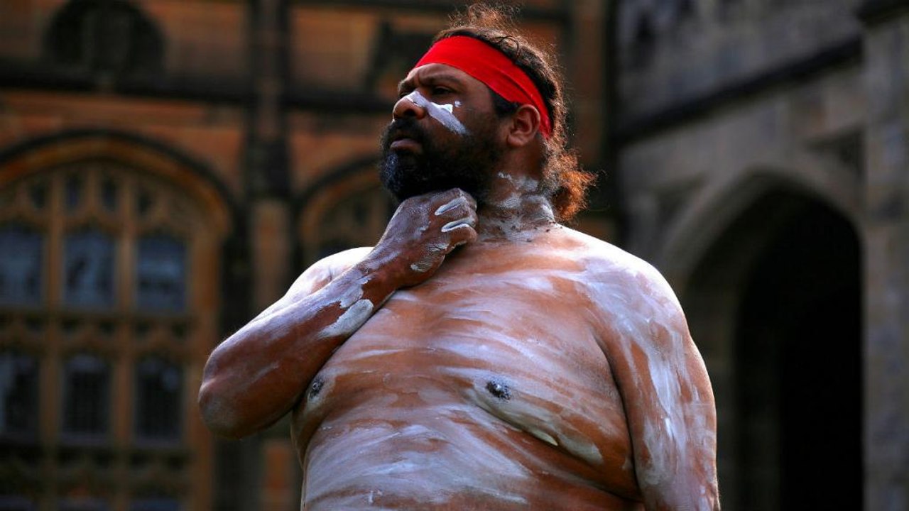 Flagge der australischen ureinwohner gehisst