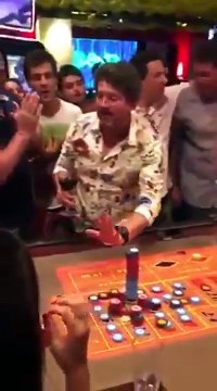 Ce mec extrêmement c0uillu mise carrément 100 00 dollars sur un seul numéro à la roulette