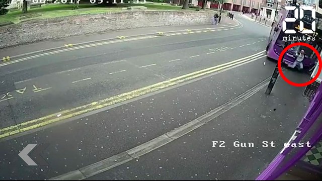 Renversé par un camion... sa réaction est improbable ! - Le Rewind du mercredi 28 Juin 2017