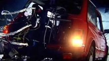 auto rijdt schans af