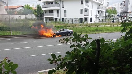 Anglet : une voiture prend feu sur le boulevard du BAB