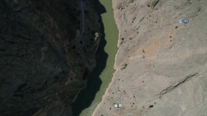 Metrelerce Yükseklikten Atladılar... Kemaliye Şenlikleri Havadan Görüntülendi