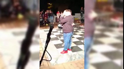 "Saluta Antonio" fischiato e contestato dalla folla