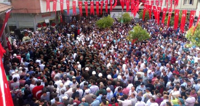 Uludere Şehidi Sinan Hamza'nın Cenaze Töreninde CHP Çelengine Tepki
