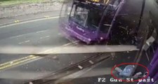 İngiltere'de Akılalmaz Olay! Otobüsün Çarptığı Adam Hiçbir Şey Olmamış Gibi Bara Gitti