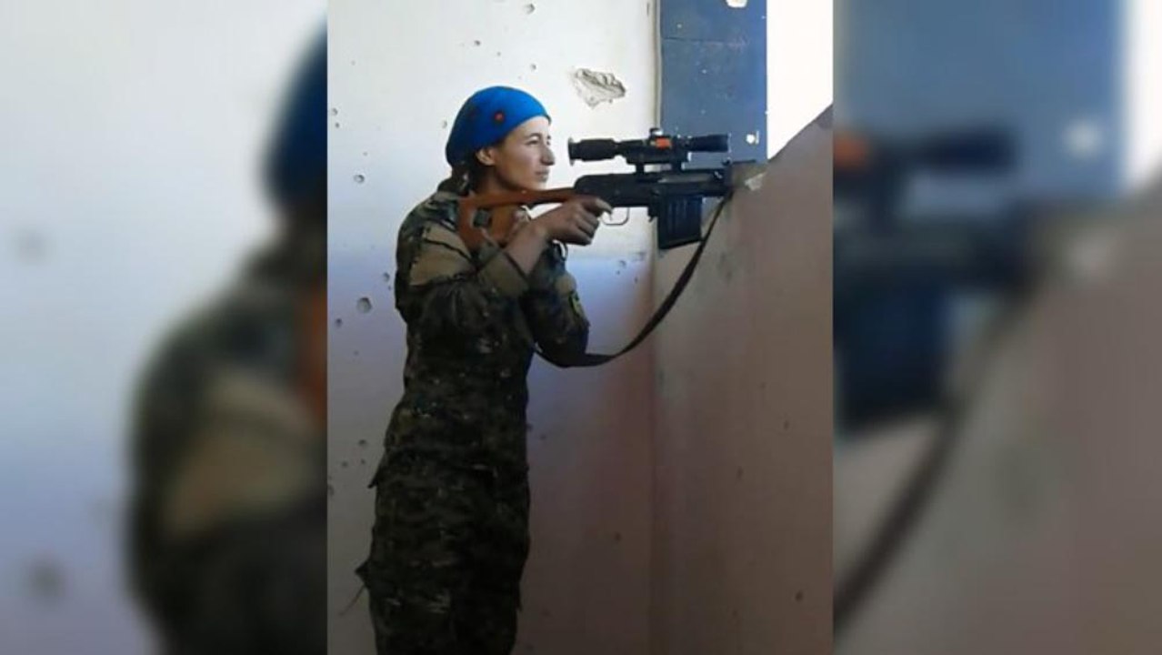 Une snipeuse kurde se fait frôler par une balle de Daesh