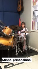 Rafa Justus canta e toca bateria