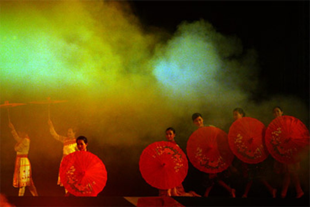 Wonderful umbrella dancing by magic fire in Sapa Vietnam - Múa ô tuyệt đẹp bên ánh lửa giữa đất trời Sapa