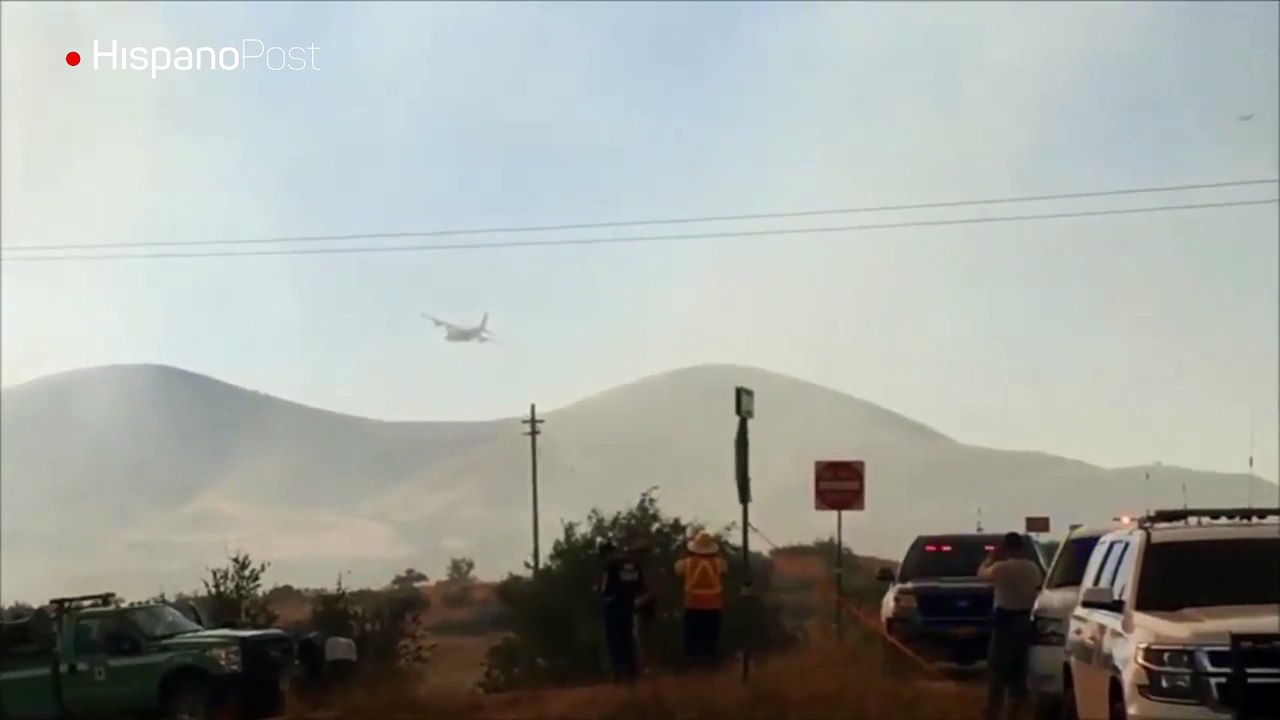 Incendio obliga a los bomberos a utilizar un Hércules C130 para lanzar agua