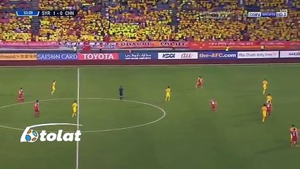 حارس منتخب سوريا يبهر الجميع بطريقة إرساله للكرة