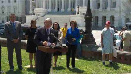 Demócratas denuncian que reemplazo sanitario "sentencia a muerte" a latinos