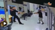 Polis 'peluk' lelaki mengamuk acu pisau di balai polis