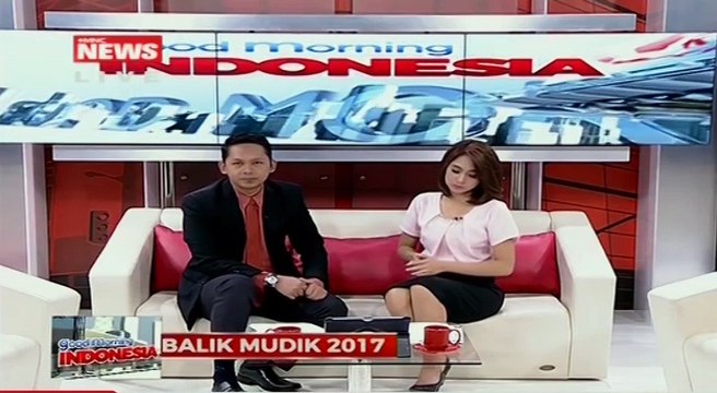 Diduga Mengantuk, Dua Minibus Saling Senggol di Tol Jakarta Cikampek