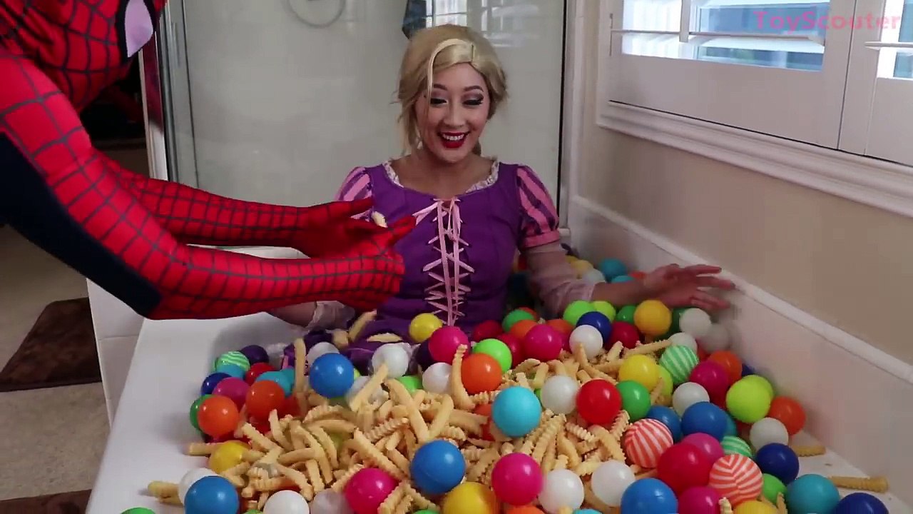 Princess Rapunzel FRENCH FRIES BATH! w/ Spiderman, Paw Patrol Chase, Venom & Joker in Real