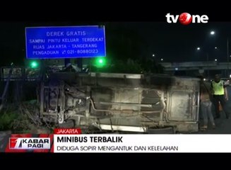 Minibus Berpenumpang Satu Keluarga Terbalik