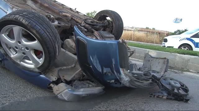 Takla Atan Otomobilden Burunları Bile Kanamadan Çıktılar