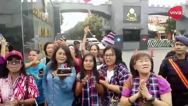 Ultah Ahok, Pendukung Bawa Tumpeng ke Markas Brimob