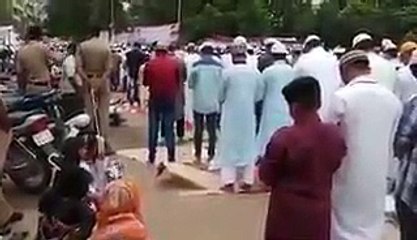 India Ke Shehar Hyderabad Main Jab Eid Ki Namaz Parhai Ja Rahi Thi To Yeh 2 Hindu Police Constable Kia Kar Rahe The