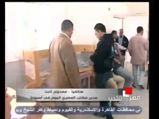 أحد المرشحين يقطع الطريق السريع في أسيوط