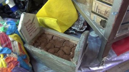 Ölümü Hatırlatmak İçin İş Yerinde Maket Mezar Sergiliyor