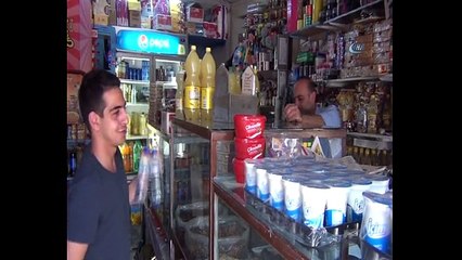 Ölümü hatırlatmak için iş yerinde maket mezar sergiliyor