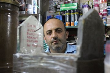 Ölümü Hatırlatmak Için Iş Yerinde Maket Mezar Sergiliyor