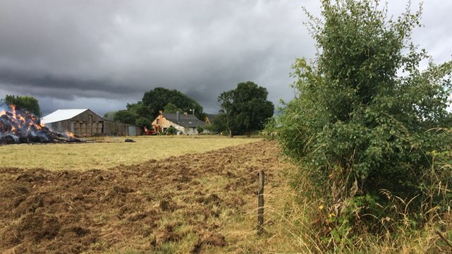 Un hangar agricole en feu
