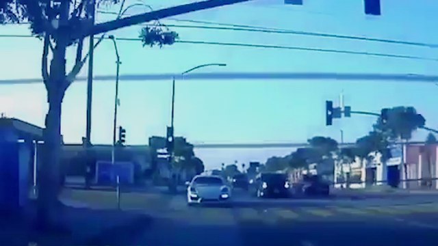 Une Porsche fait une tête-à-queue en suivant une Tesla