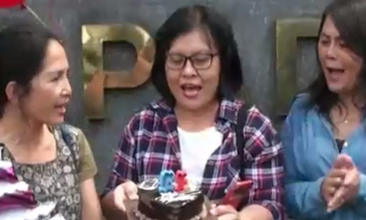 Ahok Ulang Tahun, Warga Bawa Kue dan Bunga ke Mako Brimob