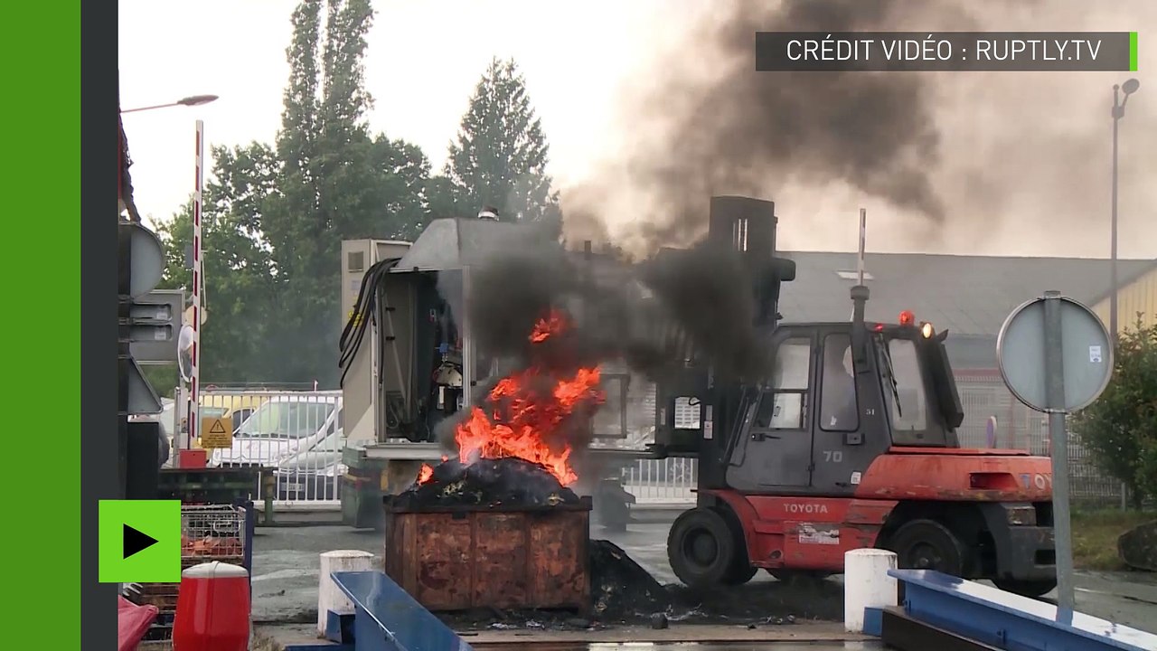 Poussés à bout, des salariés de GM&S mettent feu à des pneus devant leur usine
