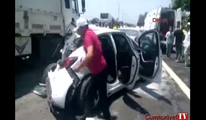 TEM'de büyük kaza:1 kamyon, 1 yolcu otobüsü ve 8 otomobil çarpıştı