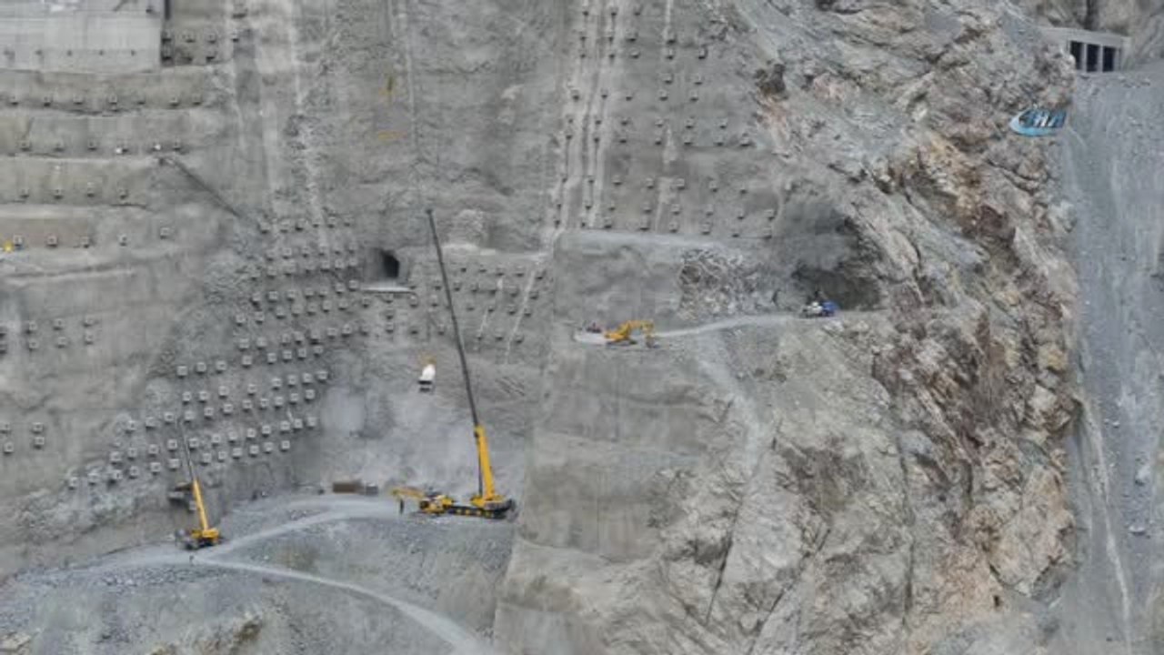 Yusufeli Barajı İnşaatında İş Makineleri Yüzlerce Metre Yükseğe Böyle Çıkarılıyor