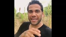 Daniel Alves curte férias na Bahia jogando dominó e trocando chuteira com amigos, olha a H